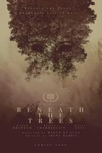 Постер к За деревьями (2019)